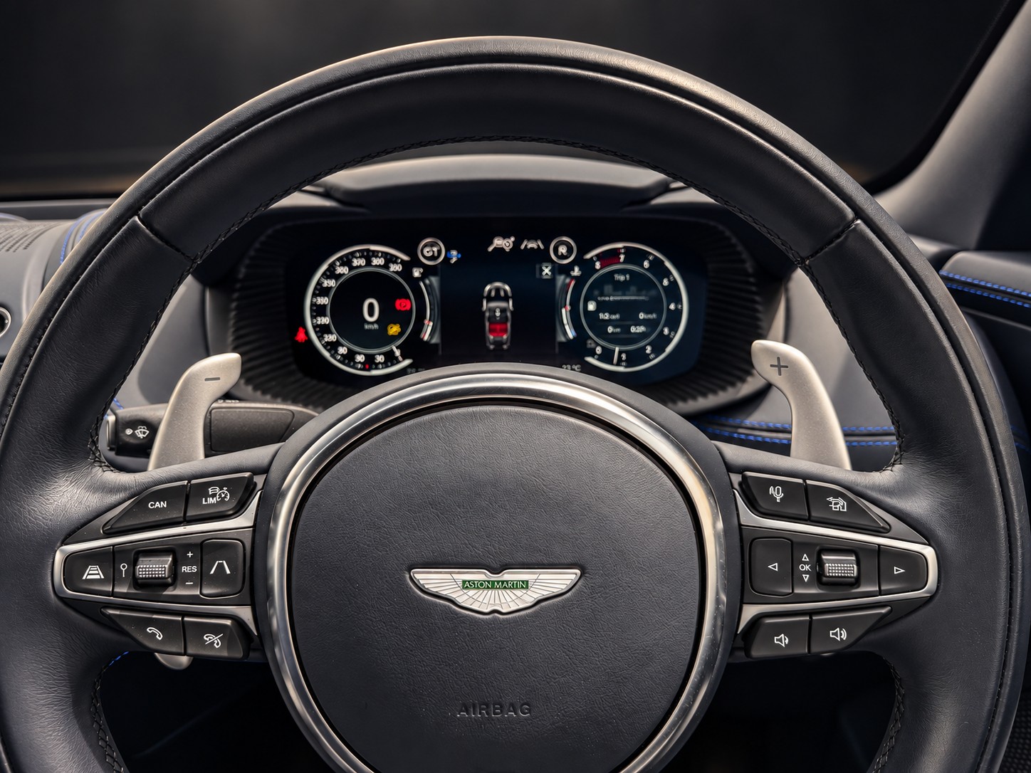 Aston Martin DBX707 — ステアリングのバッジ