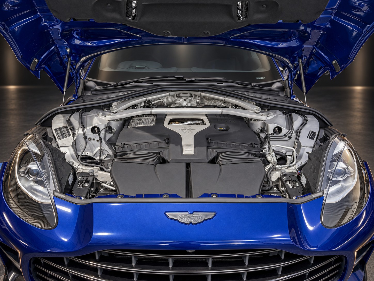 Aston Martin DBX707 — エンジンルーム