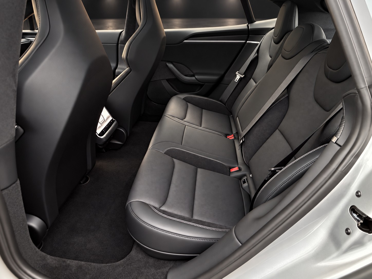 Tesla Model S Plaid — 後席